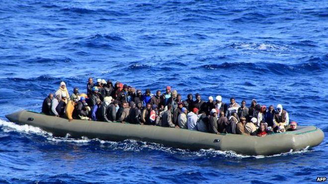 Лодка-мигрант возле Лампедузы, март 2014 года