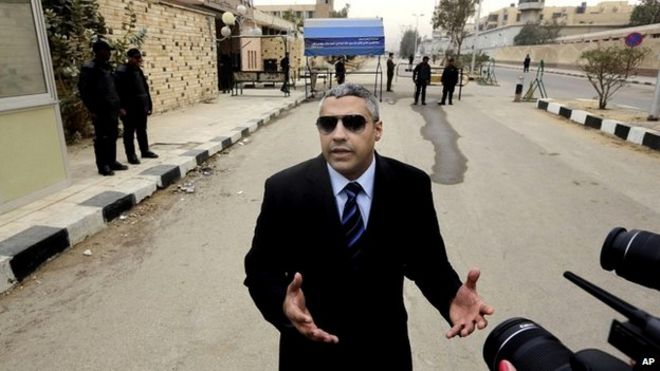 Журналист «Аль-Джазиры» Мохамед Фахми беседует со СМИ у здания суда в Каире, Египет - 23 февраля 2015 года