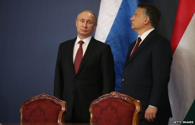 Президент Путин (слева) с г-ном Орбаном во время его поездки в Будапешт (17 февраля)