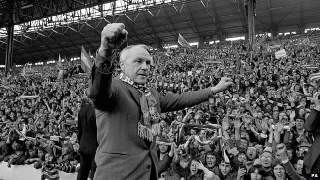 Билл Шенкли, поворачиваясь к Коп-энд Энфилда, получает аплодисменты от поклонников, которые боготворили его, когда Ливерпуль стал чемпионом Лиги.