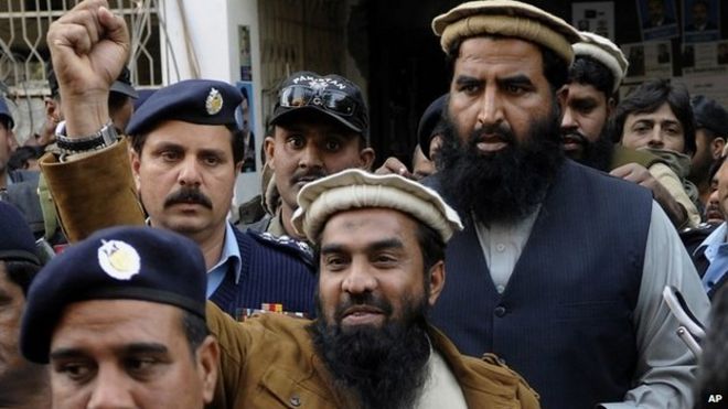 Заки-ур-Рахман Лахви, главный подозреваемый в терактах в Мумбае в 2008 году, поднимает кулак после своего появления в суде в Исламабаде, Пакистан, в четверг, 1 января 2015 года.