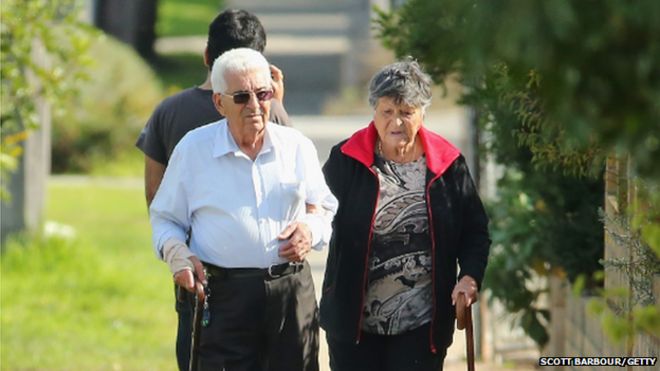 Пожилая пара идет по улице 13 мая 2014 года в Мельбурне, Австралия.
