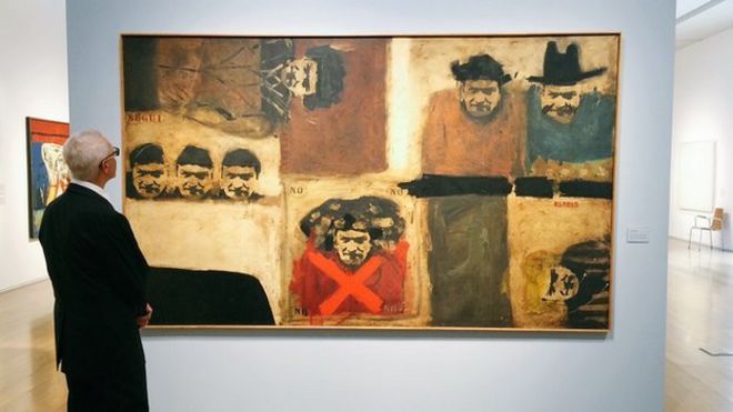 Эдуардо Костантини смотрит на картину в своем латиноамериканском художественном музее в Буэнос-Айресе