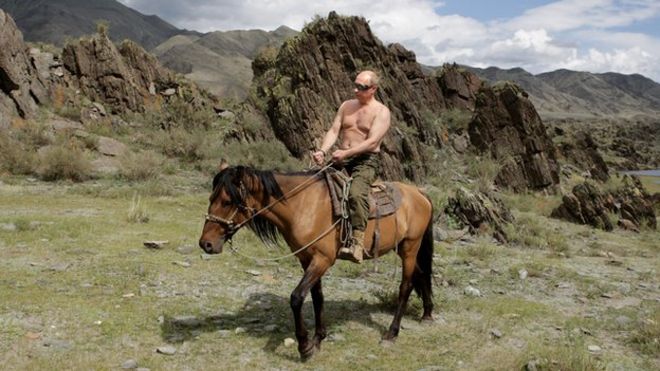 Российский премьер-министр с голой грудью Владимир Путин едет верхом на лошади во время своего отпуска за пределами города Кызыл на юге Сибири 3 августа 2009 года.