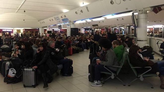 Пассажиры ждут в аэропорту Гатвик