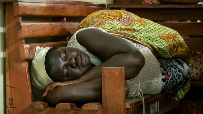 Пациент, ожидающий наблюдения, спит в Гане