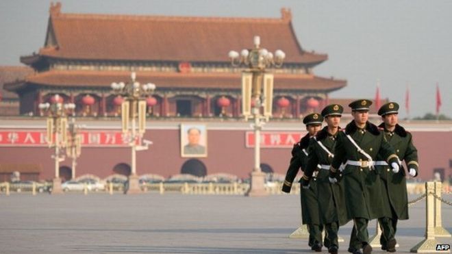 Военизированные охранники идут по закрытой площади Тяньаньмэнь, рядом с Большим народным залом перед открытием нового Постоянного комитета Политбюро, в Пекине 15 ноября 2012 года.