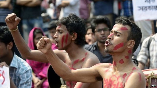 Бангладешские общественные деятели выкрикивают лозунги во время акции протеста против убийства американского блогера Avijit Roy в Дакке 27 февраля