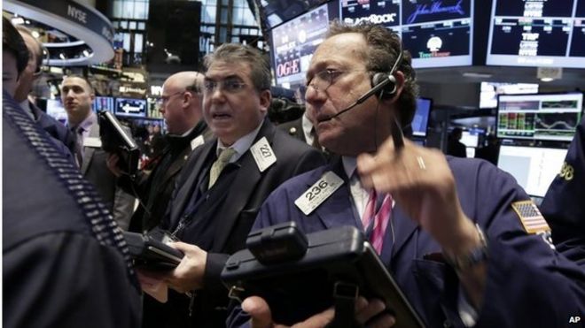 Трейдеры работают на площадке Нью-Йоркской фондовой биржи