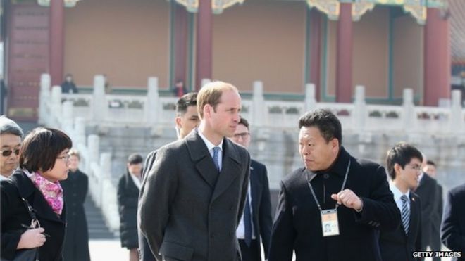 Принц Уильям, герцог Кембриджский, фотографируется во время посещения Запретного города 2 марта 2015 года в Пекине, Китай.