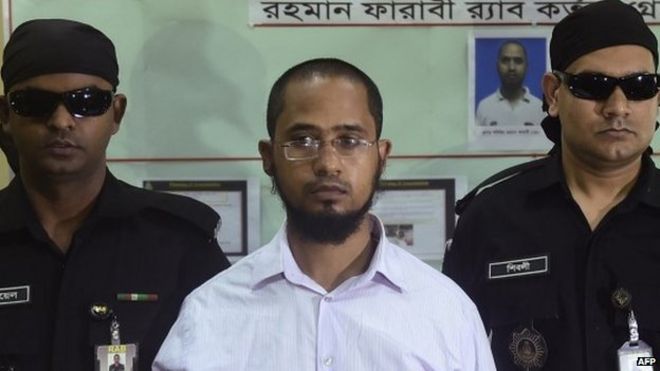 Фараби Шафиур Рахман (C), арестованный за убийство мачете американского блогера-атеиста, во время фотоколла в Дакке 2 марта 2015 года.