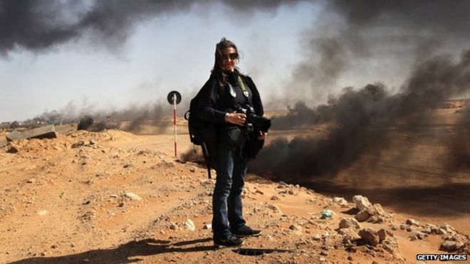 Линси Аддарио стоит возле линии фронта в Рас-Лануфе, Ливия, во время паузы в боевых действиях в марте 2011 года.