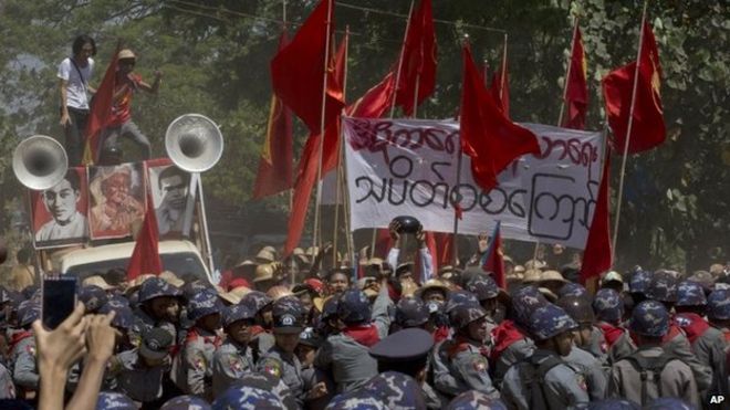 Студенческие протестующие пытаются разорвать полицейскую цепь людей, блокируя их от марша протеста в Летпадане в Мьянме 3 марта 2015 года.