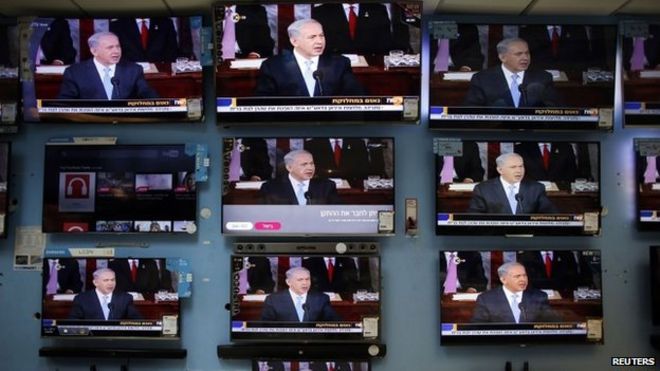Премьер-министр Израиля Биньямин Нетаньяху выступает с речью перед Конгрессом США на телевизионных экранах в магазине электроники в торговом центре в Иерусалиме 3 марта 2015 года