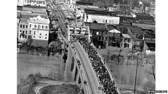 Марш от Сельмы до Монтгомери через мост Эдмунда Петтуса в 1965 году