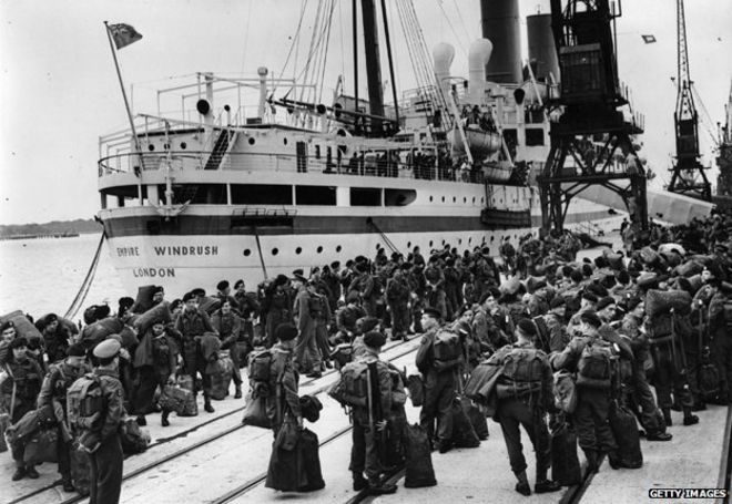 Члены 55 Независимой эскадрильи ждут, чтобы сесть на Windrush Империи в Саутгемптоне, чтобы сражаться в Корейской войне