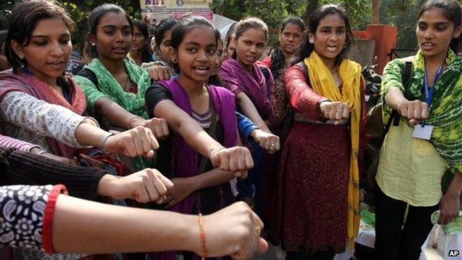Индийские девушки берут на себя обязательство принять меры для прекращения злодеяний в отношении женщин во время второй годовщины смертельного группового изнасилования студента в автобусе в Дели, в Ахмадабаде, 16 декабря 2014 г.