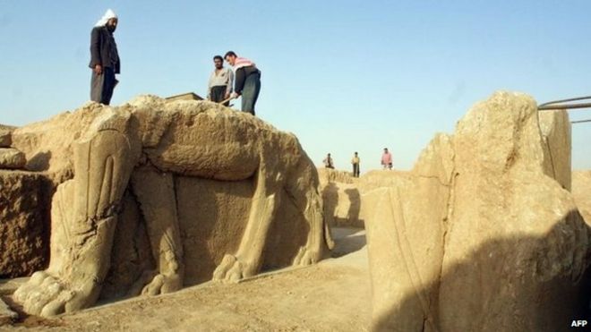 Иракские рабочие убирают памятник в месте археологических раскопок в Нимруде, в 35 км (22 милях) к юго-востоку от Мосула, северный Ирак, в 2001 году