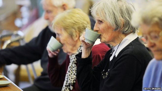 пожилые женщины пьют чай