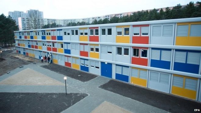 Вид на жилой контейнерный поселок для беженцев во время Дня открытых дверей в районе Кёпеник в Берлине