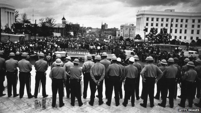 Линия дежурных полицейских во время черного марша за право голоса в Монтгомери, штат Алабама, 30 марта 1965 года