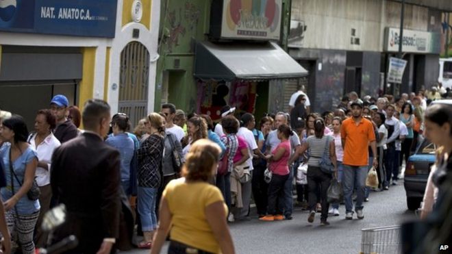 Длинная очередь возле супермаркета Каракаса
