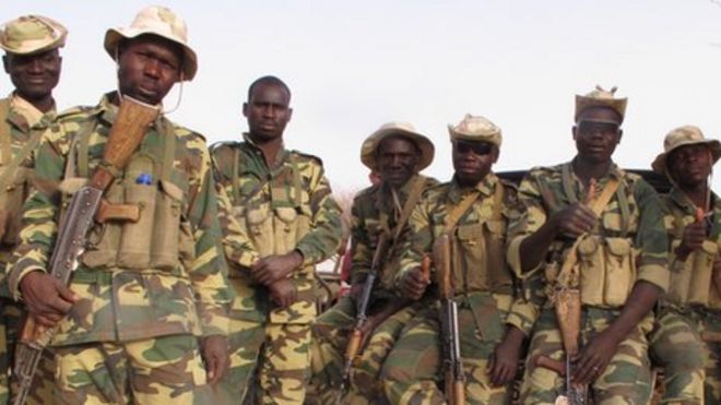Группа чадских солдат отдыхает со своими пушками