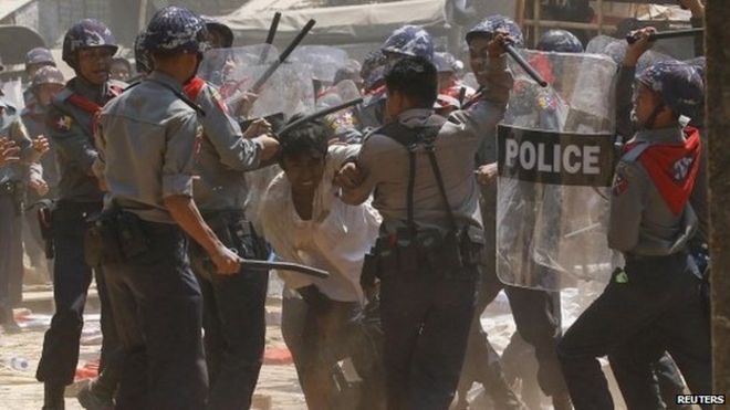 Полиция ударила студенческого протестующего во время насилия в Летпадане 10 марта 2015 года.