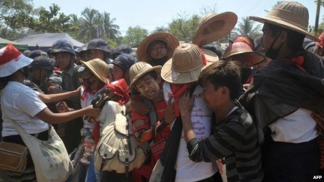 Протестующие в Мьянме студенты и националисты столкнулись с полицией по охране общественного порядка во время марша в городе Летпадан, к северу от главного города Мьянмы 10 марта 2015 года