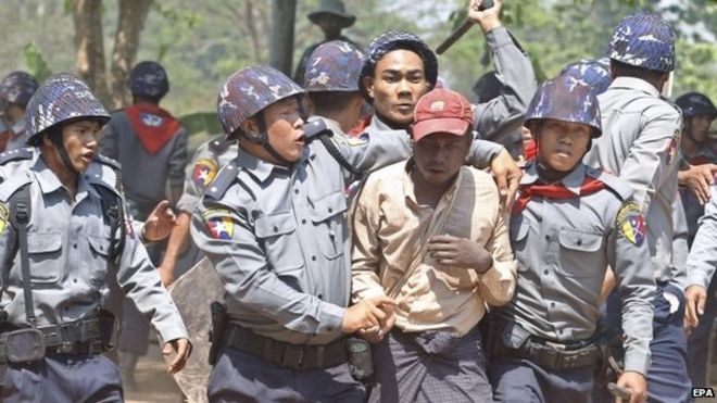 10 марта 2015 года полиция арестовала студенческого протестующего на месте протеста в Летпадане, округ Баго, Мьянма.