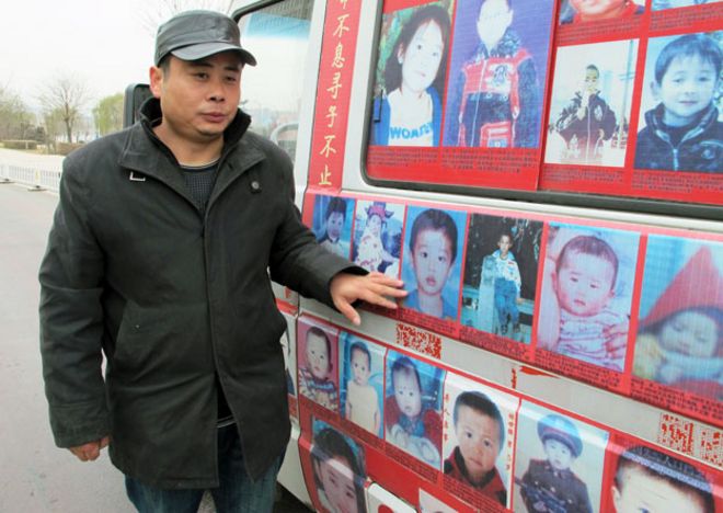 Сяо с фургоном показывают похищенных детей