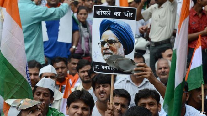 Активист из Индии против коррупции (МАК) ставит печать с изображением Манмохана Сингха, а затем направляется к резиденции премьер-министра в Дели 26 августа 2012 года
