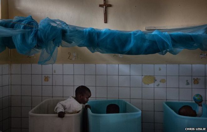 Дети в детских кроватках в детском доме Noel в Руанде
