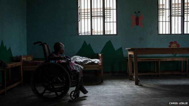 Ребенок в инвалидном кресле в приюте Ноэль в Руанде