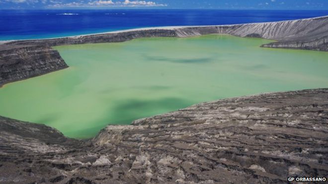 Зеленое токсичное озеро у вулкана Хунга Тонга - март 2015 г.