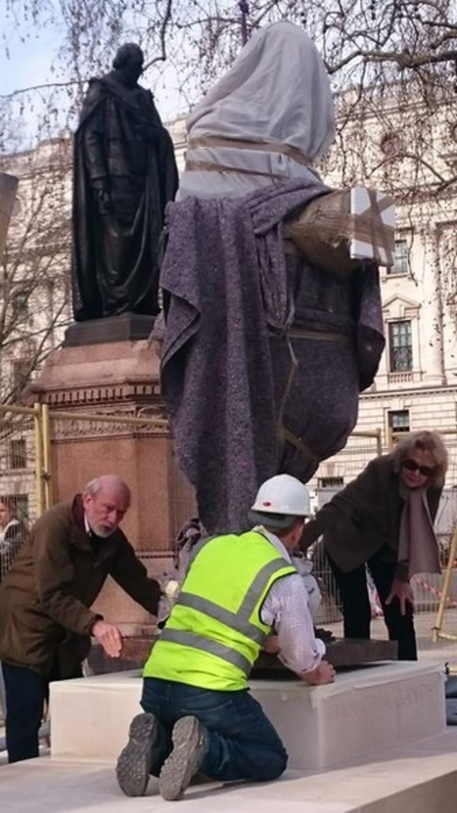 Статуя Ганди ставится на место