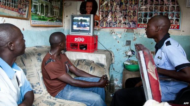 Кенийцы смотрят телевизионные политические дебаты в парикмахерской Момбасы - февраль 2013 г.