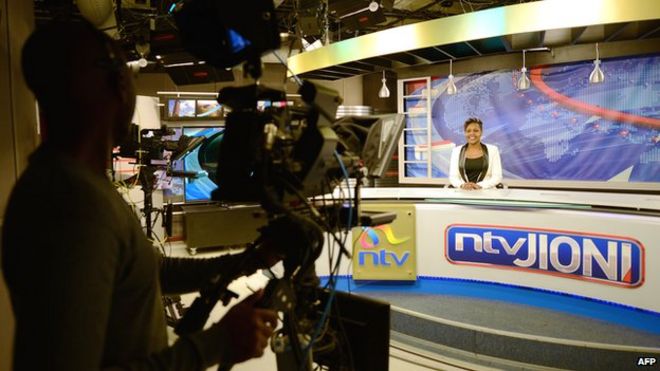 Ведущая кенийского телевидения Джейн Нгоири работает 11 марта 2015 года в Найроби