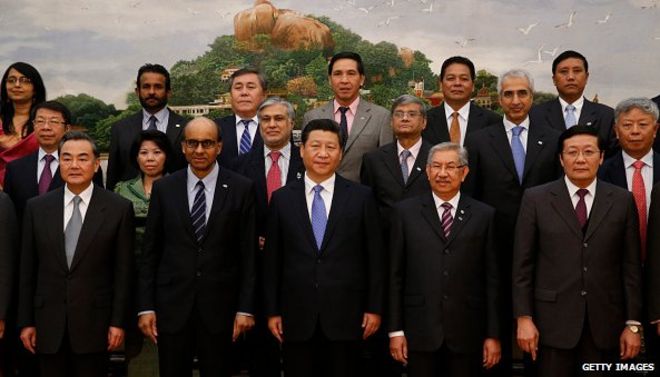 Президент Китая Си Цзиньпин (C) позирует на встрече представителей на церемонии подписания Азиатского банка инвестиций в инфраструктуру в Большом зале народа 24 октября 2014 года в Пекине, Китай.