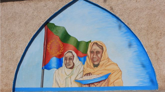 Фреска в Эритрее, изображающая двух женщин с миской еды перед эритрейским флагом