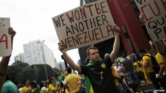 Протестующий в Сан-Паулу
