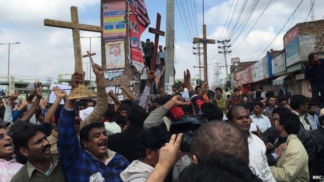 Христиане в Лахоре протестуют 16 марта 2015 года