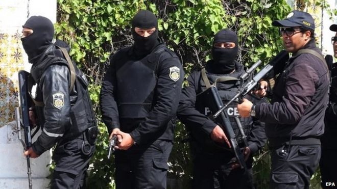 Сотрудники тунисских служб безопасности занимают позиции после того, как боевики, как сообщается, захватили заложников возле парламента страны, возле Национального музея Бардо, Тунис, Тунис, 18 марта 2015 года