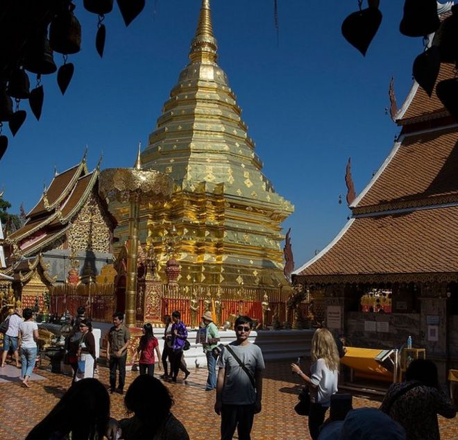 Путешественник фотографируется в храме Ват Дои Сутхеп в Чиангмае, где китайские туристы обвиняются в плохом поведении
