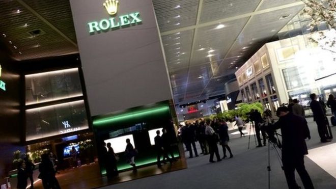 Логотип Rolex у входа в Baselworld