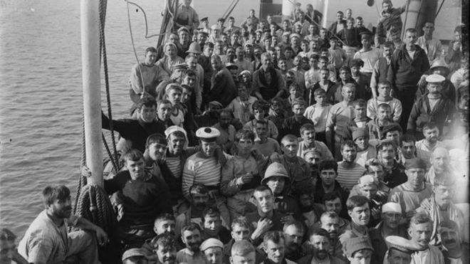 Некоторые из выживших из HMS Голиаф