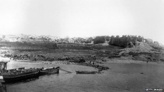 Морские войска атакуют V Пляж в Галлиполи с военного корабля «Река Клайд» во время десантной атаки на район Дарданеллы в Турке