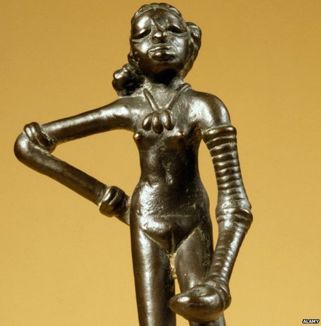 Статуя танцующей девушки из Мохенджо Даро, сейчас в Национальном музее, Дели