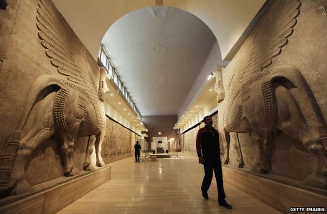 Ассирийские крылатые быки в Национальном музее Ирака в Багдаде
