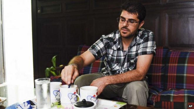 Абдельхади Фарадж из Сирии добавляет сахар в чашку кофе - 24 февраля 2015 г.